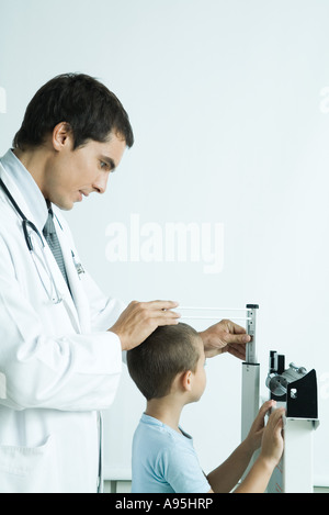 Arzt Messung junge während-Check-up Stockfoto