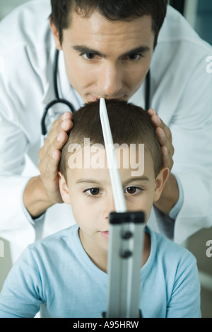 Arzt Messung junge während-Check-up Stockfoto