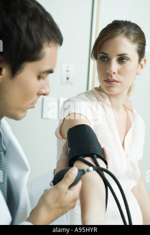 Arzt nehmen Frau Blutdruck Stockfoto