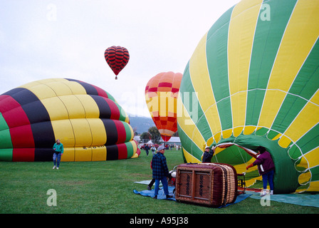 Aufpumpen von Hot Air Balloon Festival in der Nähe von Armstrong, North Thompson Okanagan Region, BC, Britisch-Kolumbien, Kanada Stockfoto