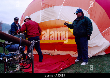 Aufpumpen von Hot Air Balloon Festival in der Nähe von Armstrong, North Thompson Okanagan Region, BC, Britisch-Kolumbien, Kanada Stockfoto