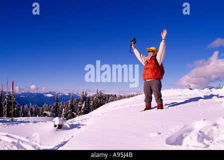 Zypresse-provinzieller Park, West Vancouver, BC, Britisch-Kolumbien, Kanada - Wanderer stehend im Schnee am Black Mountain, Winter Stockfoto