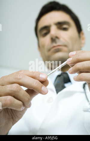 Arzt Holding Thermometer, niedrigen Winkel Ansicht Stockfoto