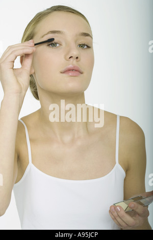 Teenager-Mädchen anziehen Lidschatten Stockfoto