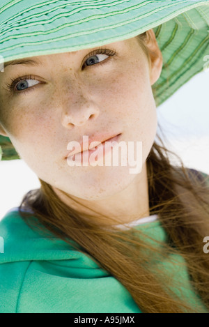 Junge Frau mit Sonnenhut, close-up Stockfoto