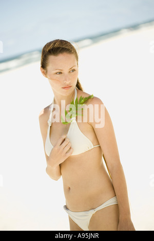 Junge Frau mit Bikini am Strand Stockfoto