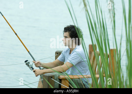 Junger Mann Angeln am dock Stockfoto