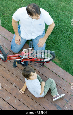 Mann und der junge auf dem Fahrrad Stockfoto