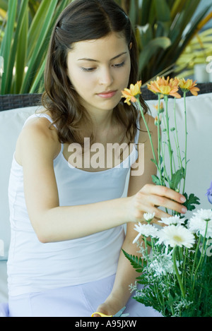 Junge Frau machen frische Blumen-arrangement Stockfoto