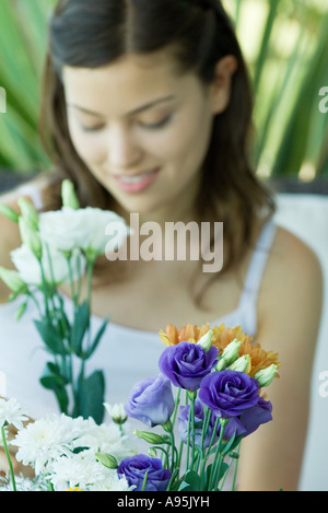 Junge Frau machen frische Blumen-arrangement Stockfoto