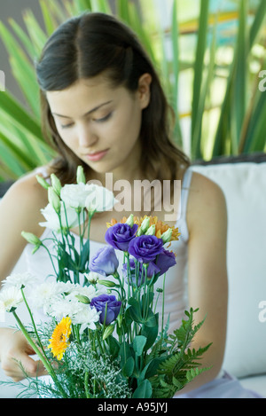 Junge Frau machen frische Blumen-arrangement Stockfoto