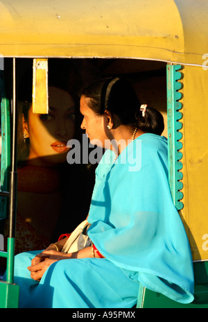 Indische Passagierin im Heck der Auto-Rikscha, Ahmedabad, Gujarat, Indien Stockfoto