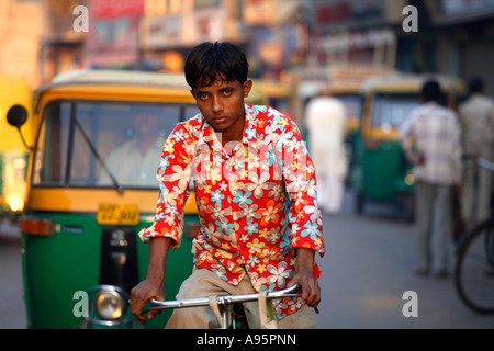 Junger indischer Mann, der durch Straßen radelt, Ahmedabad, Gujarat, Indien Stockfoto