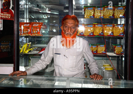 Muslimischer indischer Ladenbesitzer posiert in seinem Geschäft, Ahmedabad, Gujarat, Indien Stockfoto