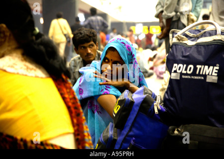 Indische Passagiere warten am Bahnhof, Ahmedabad, Gujarat, Indien Stockfoto