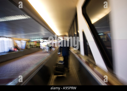 Flughafen-kommerziellen Airline-Piloten auf Laufband erforderlich kein Model-Release wie Rückansicht verwischen so unkenntlich Stockfoto