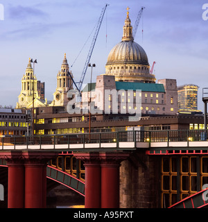 St. Pauls Domkuppel von über Blackfriars Railway Bridge aus dem südlichen Ufer der Themse. London England UK. Stockfoto