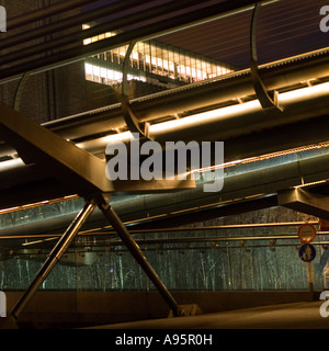 Die Tate Modern in der Nacht mit der Millennium Bridge im Vordergrund. London England UK Stockfoto