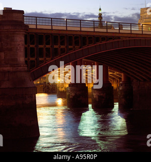 2007-Blick durch Blackfriars Railway Bridge aus dem südlichen Ufer der Themse. London England UK Stockfoto