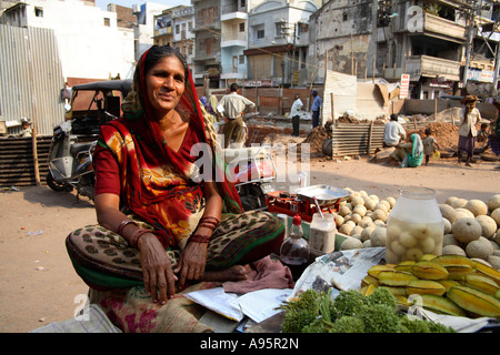 Weibliche indische Standhalter auf dem Markt, Vadodara, Gujarat, Indien Stockfoto