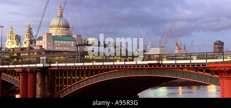 2007 London England UK Themse Panorama von St. Pauls Kuppel aus Süd-Ost Seite Blackfriars Bridge. Stockfoto