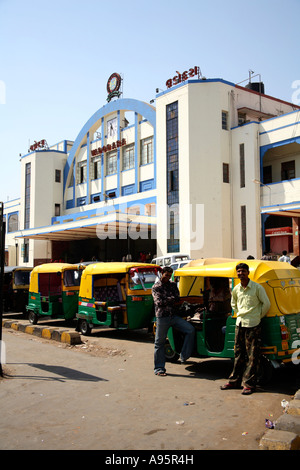 Auto-Rikschas geparkt vor dem Bahnhof, Vadodara, Gujarat, Indien Stockfoto