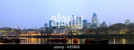 2007 River Thames Panoramen London England UK. City of London und Tower Bridge Seitenansicht Rotherhithe Südufer. Stockfoto