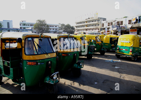 Automobil-Rickshaws außerhalb Bahnhof, Vadodara, Indien Stockfoto