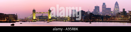 2007 River Thames Panoramen London England UK. Blick auf die Tower Bridge von Rotherhithe SE16 Südseite. Stockfoto