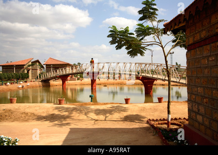 Brücke bei Hiralaxmi Gedenkpark Handwerk, Bhujodi Dorf, Kutch, Gujarat, Indien Stockfoto