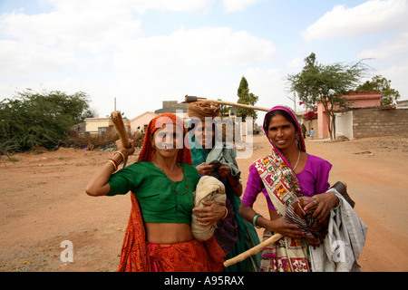 Drei indische Holzfällerinnen posieren für die Kamera außerhalb des Hiralaxmi Memorial Craft Park, Bhujodi Village, Kutch, Gujarat, Indien Stockfoto