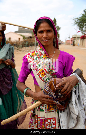 Holzfällerin posiert für Kamera außerhalb Hiralaxmi Memorial Craft Park, Bhujodi Village, Kutch, Gujarat, Indien Stockfoto