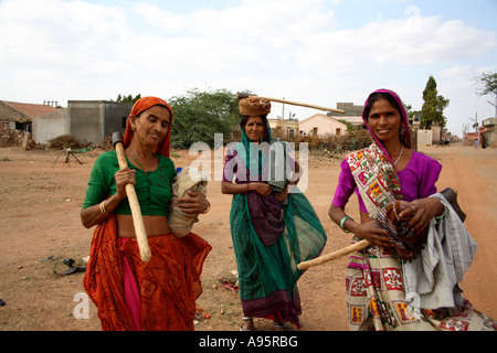 Drei weibliche Holzfällerinnen posieren für die Kamera außerhalb Hiralaxmi Memorial Craft Park, Bhujodi Village, Kutch, Gujarat, Indien Stockfoto