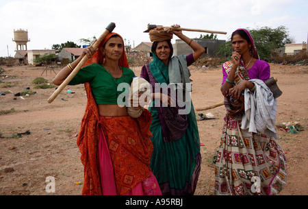 Drei indische Holzfällerinnen posieren für die Kamera außerhalb des Hiralaxmi Memorial Craft Park, Bhujodi Village, Kutch, Gujarat, Indien Stockfoto