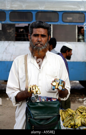 Männliche indische Hawker Verkauf Uhren an Bhuj Bus Stand, Gujarat, Indien Stockfoto