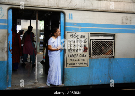 Indische Frau steht in der Tür der Ladies Only Carriage, Churchgate Bahnhof, Mumbai, Indien Stockfoto