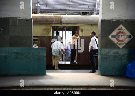 Indische Passagiere, die am Churchgate Railway Terminus, Mumbai, Indien einsteigen Stockfoto