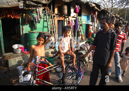 Familien außerhalb permanent am Straßenrand nach Hause, D'Mello Road, Mumbai, Indien Stockfoto