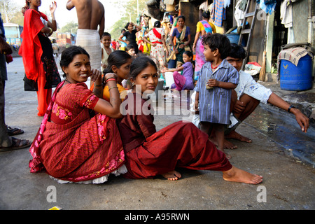 Indische Familien posieren außerhalb Slum Gehäuse, D'Mello Road, Mumbai, Indien 2007 Stockfoto