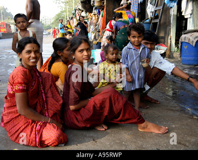 Familien posieren außerhalb Slum Häuser, D'Mello Road, Mumbai, Indien Stockfoto