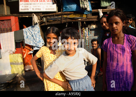 Indische Kinder posieren vor den Wohnungen am Straßenrand, D'Mello Road, Mumbai, Indien Stockfoto