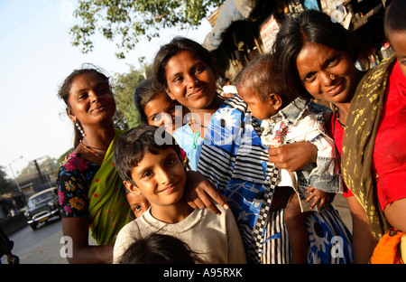 Indische Familien posieren außerhalb Shanty Gehäuse, D'Mello Road, Mumbai, Indien Stockfoto