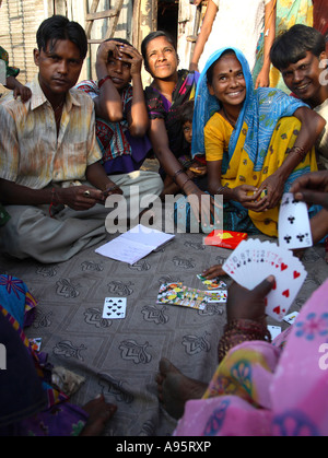 Indische Familie spielt Karten auf der Straße vor Shanty Haus, D'Mello Road, Mumbai, Indien Stockfoto