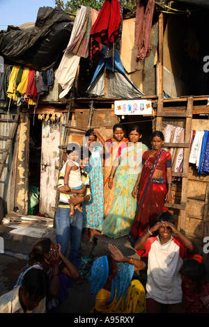 Indische Familie posiert außerhalb Slum Gehäuse, D'Mello Road, Mumbai, Indien Stockfoto