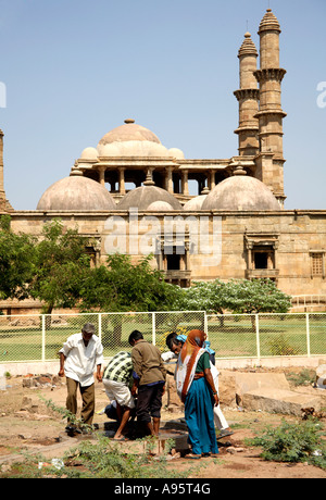 Gärtner in Jama Masjid, aus dem Jahr 1513, Champaner, Gujarat, Indien Stockfoto