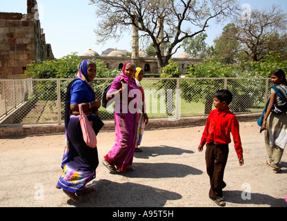 Indische Familie besucht Sahar Ki Masjid Monument in Champaner, Gujarat, Indien Stockfoto