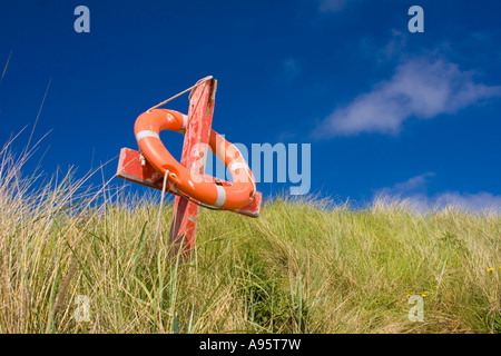 Rettungsring gegen einen blauen Himmel am Beadnell Beach in Northumberland UK Stockfoto