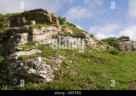 Kalkfelsen Satz vor blauem Himmel mit Blick auf den Winnats-Pass in der Nähe von Castleton in Derbyshire. Stockfoto