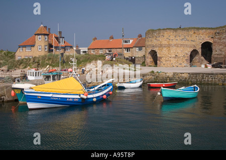 Einige bunte Boote im Hafen von Beadnell, Northumberland. Stockfoto