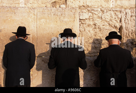Orthodoxe Juden beten am westlichen Klagemauer, Altstadt, Jerusalem, Israel. Stockfoto